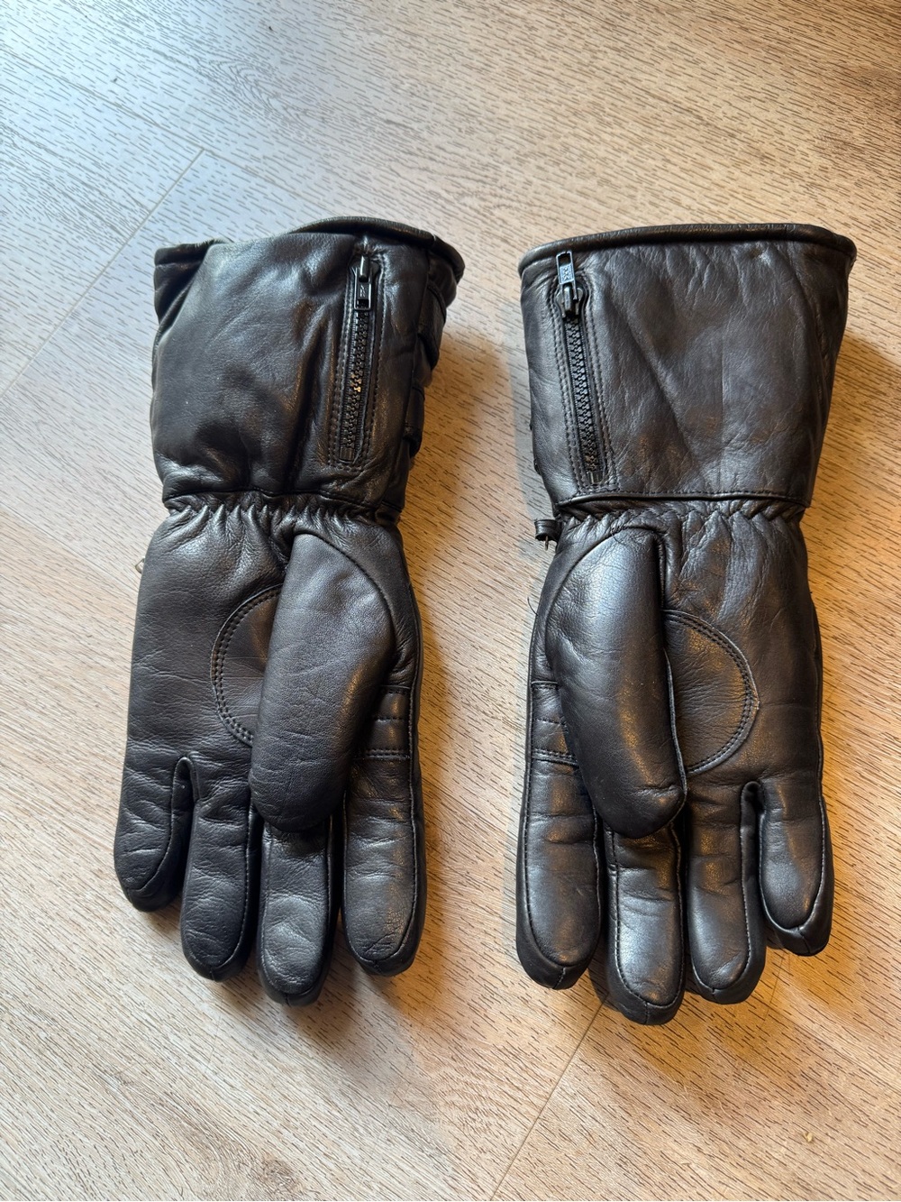 Thunder Wear a pair of leather motorcycle gloves, heavy duty. Size L